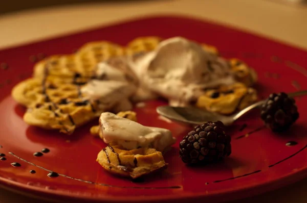 Gofres belgas con bayas (grosellas, fresas) y helado — Foto de Stock