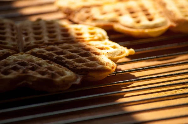 Tahta bir arka planda waffle.