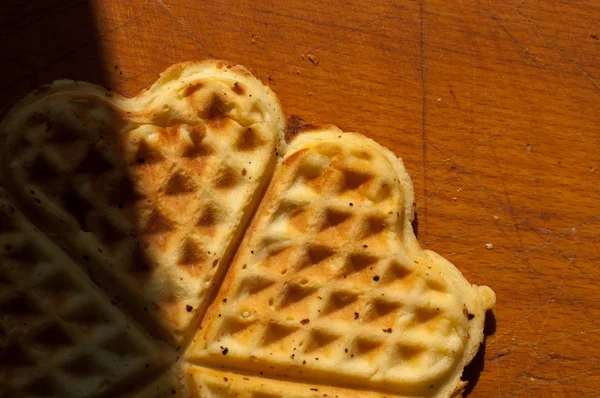 Tahta bir arka planda waffle.