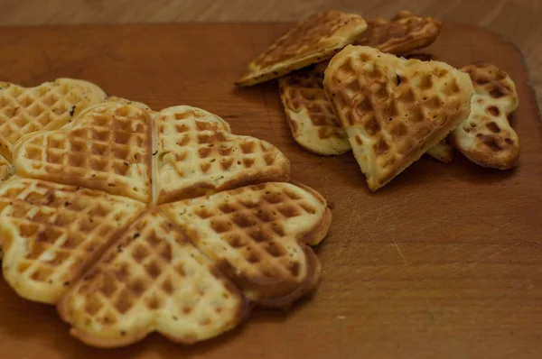 Tahta bir arka planda waffle.