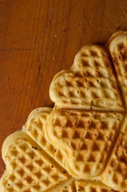 Tahta bir arka planda waffle.