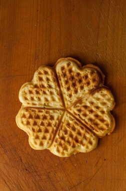 Tahta bir arka planda waffle.