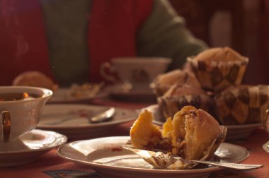 nane vanilyalı kek ile beyaz bir fincan yeşil çay