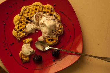 Çilek (kuş üzümü, çilek) ve dondurma ile Belçika waffle