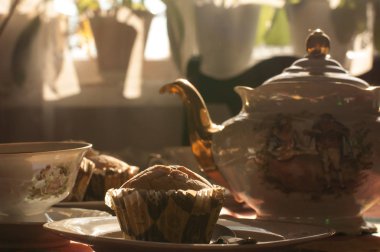 bir bardak çay ile yulaf gevreği ile ev yapımı kurabiye