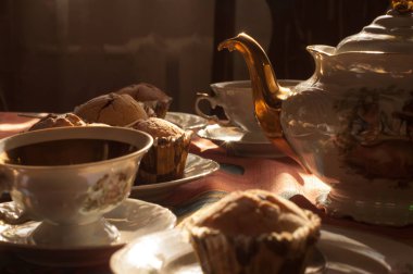 bir bardak çay ile yulaf gevreği ile ev yapımı kurabiye