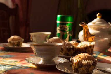 bir bardak çay ile yulaf gevreği ile ev yapımı kurabiye