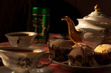 bir bardak çay ile yulaf gevreği ile ev yapımı kurabiye