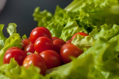 Sağlıklı vejetaryen salata domates ve marul üzerine siyah plaka