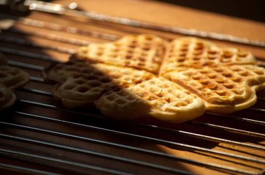 Tahta bir arka planda waffle.