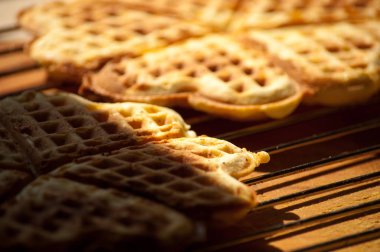 Tahta bir arka planda waffle.