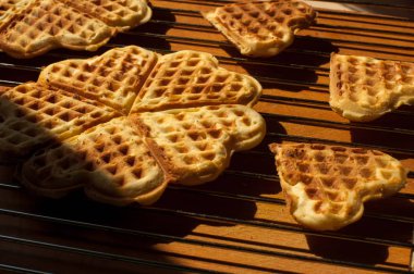 Tahta bir arka planda waffle.