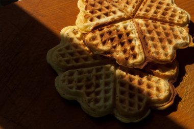 Tahta bir arka planda waffle.