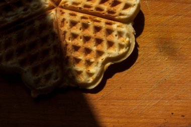 Tahta bir arka planda waffle.