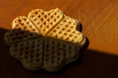 Tahta bir arka planda waffle.