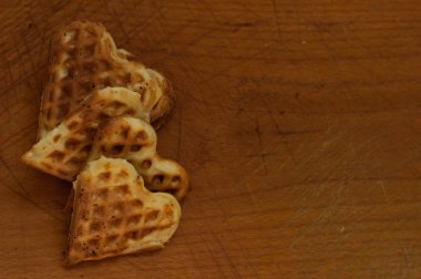 Tahta bir arka planda waffle.