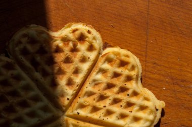 Tahta bir arka planda waffle.