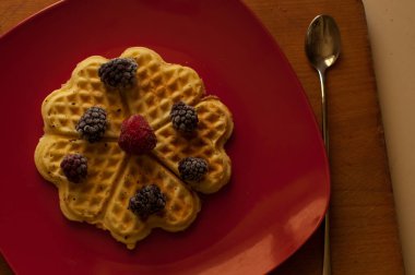 yaban mersini ile lezzetli waffle