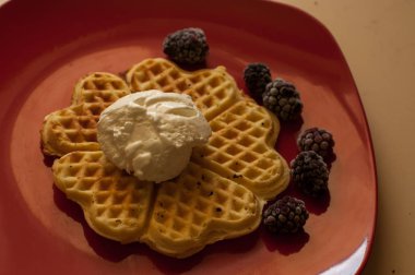Çilek (kuş üzümü, çilek) ve dondurma ile Belçika waffle