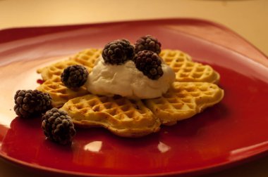 Çilek (kuş üzümü, çilek) ve dondurma ile Belçika waffle