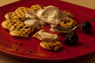 Çilek (kuş üzümü, çilek) ve dondurma ile Belçika waffle