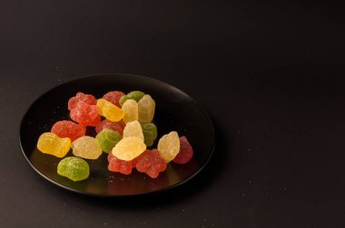 Renkli şeker close-Up. karışık Meyve aromalı siyah plaka reçel