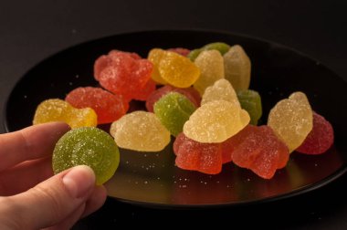 Renkli şeker close-Up. karışık Meyve aromalı siyah plaka reçel