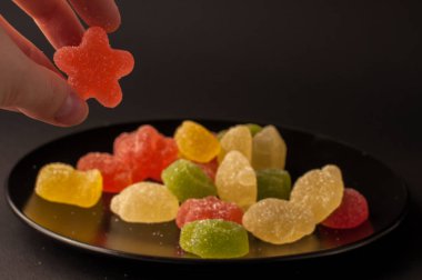 Renkli şeker close-Up. karışık Meyve aromalı siyah plaka reçel