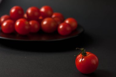 Siyah arkaplanda domatesler.