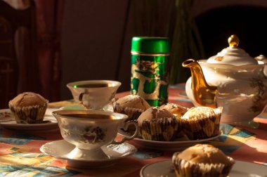 bir bardak çay ile yulaf gevreği ile ev yapımı kurabiye