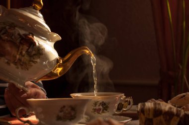 yeşil çay bir su ısıtıcısı yaldız