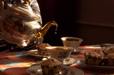 yeşil çay bir su ısıtıcısı yaldız