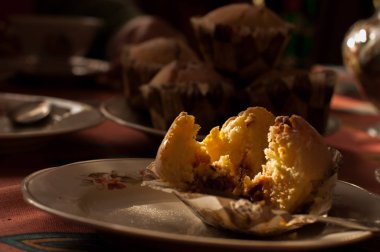 nane vanilyalı kek ile beyaz bir fincan yeşil çay