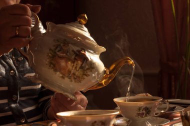 yeşil çay bir su ısıtıcısı yaldız