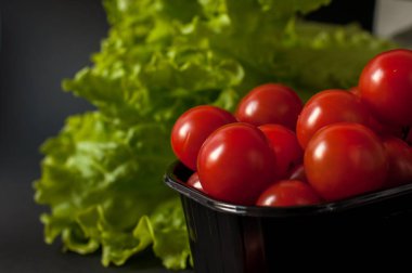 domates salatası yaprak beyaz zemin üzerine izole Şubesi