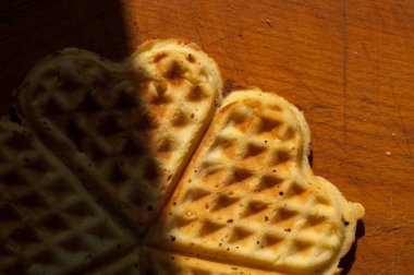Tahta bir arka planda waffle.