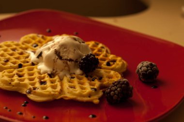 Çilek (kuş üzümü, çilek) ve dondurma ile Belçika waffle