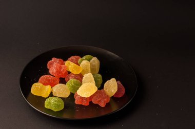 Renkli şeker close-Up. karışık Meyve aromalı siyah plaka reçel