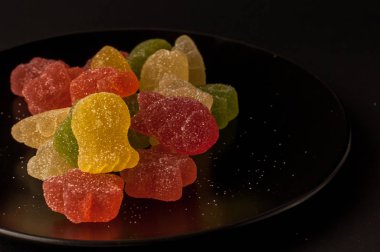 Renkli şeker close-Up. karışık Meyve aromalı siyah plaka reçel