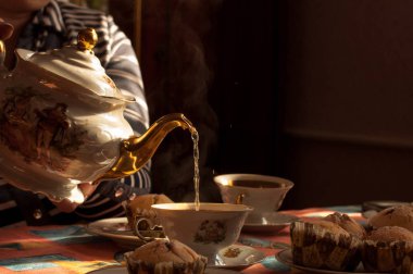 yeşil çay bir su ısıtıcısı yaldız