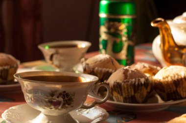 bir bardak çay ile yulaf gevreği ile ev yapımı kurabiye