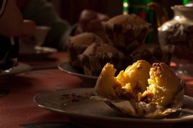 nane vanilyalı kek ile beyaz bir fincan yeşil çay