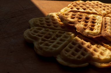 Tahta bir arka planda waffle.