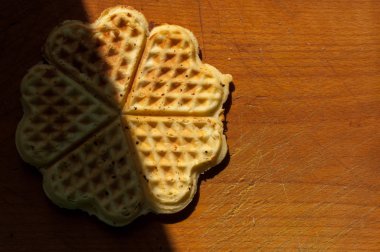 Tahta bir arka planda waffle.