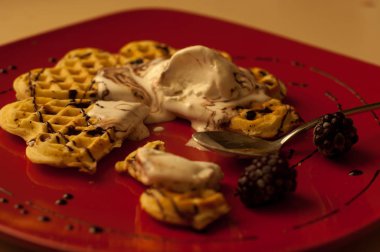Çilek (kuş üzümü, çilek) ve dondurma ile Belçika waffle