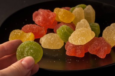 Renkli şeker close-Up. karışık Meyve aromalı siyah plaka reçel