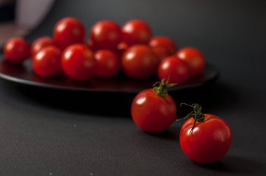 Siyah arkaplanda domatesler.
