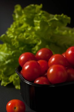 domates salatası yaprak beyaz zemin üzerine izole Şubesi