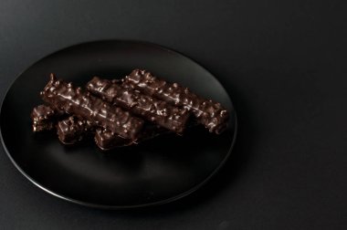 Siyah bir zemin üzerine Fındıklı çikolatalı gözleme.