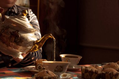 yeşil çay bir su ısıtıcısı yaldız